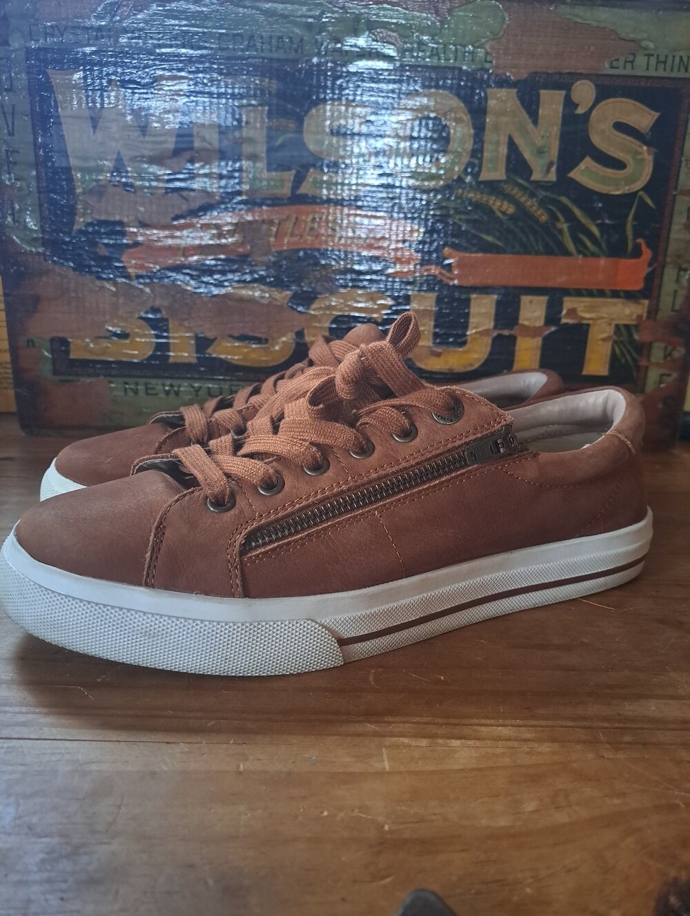 Taos Z Soul Lux Sneakers Women Size 9.5 Soft Brown Leather Side Zip Comfort Shoe